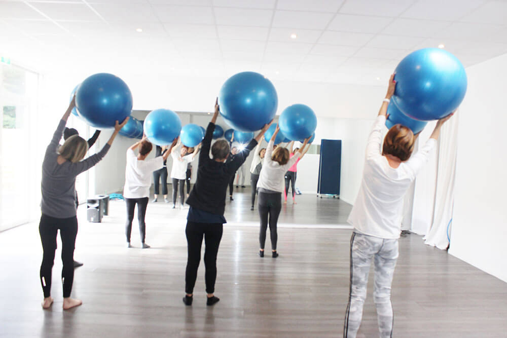 Image d'un cours Pilates avec ballon